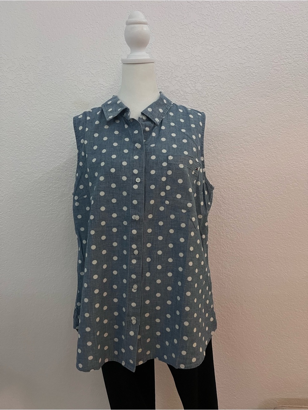 NWT Tommy Hilfiger Polka Dot Sleeveless Button Up Blouse – Women’s Large - Picture 2 of 8